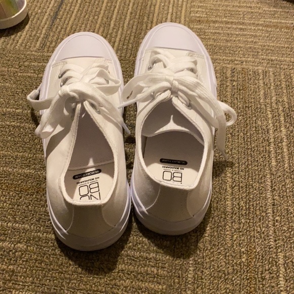 Women’s size 6 sneakers - Picture 2 of 4